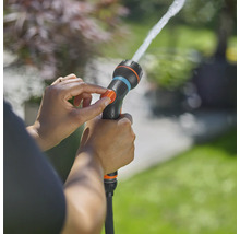 Zahradní hadicová tryska v provozu s nastavitelným proudem vody