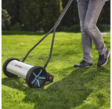 Ruční sekačka na trávu používaná na trávníku