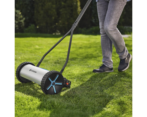 Ruční sekačka na trávu používaná na trávníku