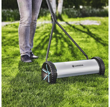 Ruční sekačka na trávu Gardena v provozu na trávníku
