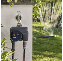 Chytré ovládání zavlažování Gardena s trávníkovým postřikovačem na zahradě