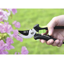 Zahradní nůžky držené v ruce