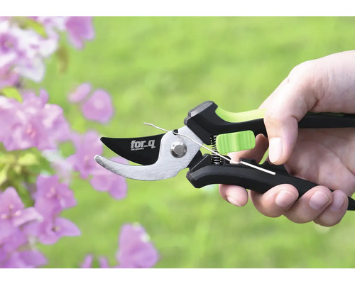 Zahradní nůžky držené v ruce