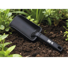 Zahradní lopatka v záhonu s logem for_q na rukojeti