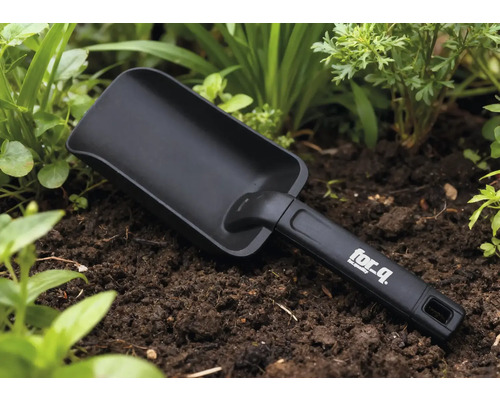 Zahradní lopatka v záhonu s logem for_q na rukojeti