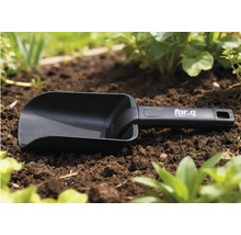 Plastová zahradní lopatka na záhonu