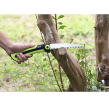 Ruční pila řeže větev