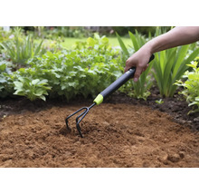 Zahradní kultivátor se používá k prokypření půdy v zahradním záhonu