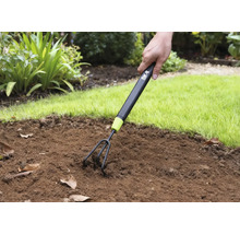 Zpracování půdy zahradním kultivátorem na zahradě