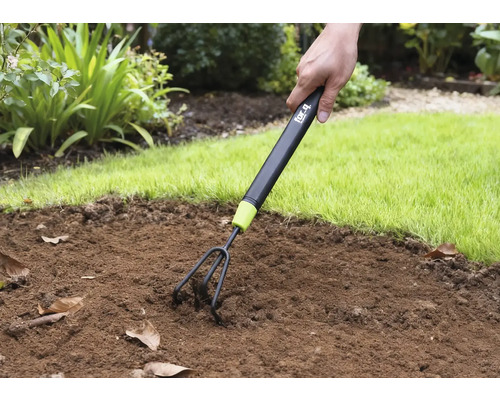 Zpracování půdy zahradním kultivátorem na zahradě