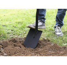 Osoba bodá rýčem do země.