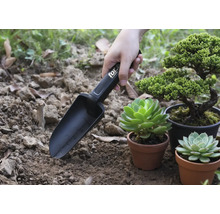 Zahradní lopatka s označením používaná vedle rostlin v květináčích.