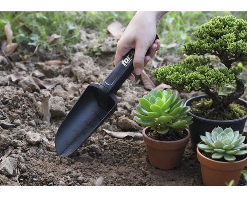 Zahradní lopatka s označením používaná vedle rostlin v květináčích.