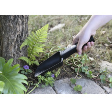 Zahradní lopatka používaná při výsadbě v zahradě.