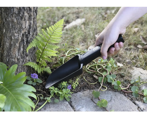 Zahradní lopatka používaná při výsadbě v zahradě.