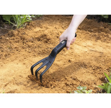 Zahradní kultivátor používaný v zemi