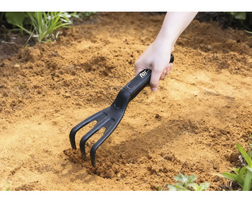 Zahradní kultivátor používaný v zemi