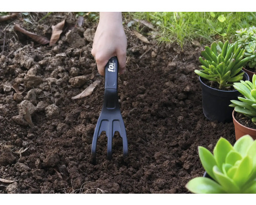 Práce na zahradě s kultivátorem v zemi