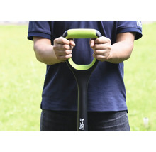 Osoba drží rýč s rukojetí ve tvaru písmene D.