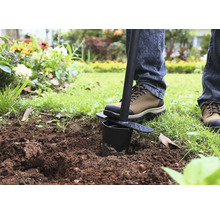 Zahradní nářadí pro sázení cibulovin v zahradě