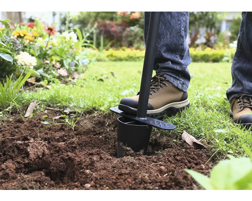 Zahradní nářadí pro sázení cibulovin v zahradě