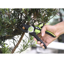 Osoba stříhá větev zahradnickými nůžkami značky For Q.