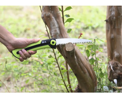 Ruční pila na větve při řezání větve