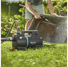 Zahradní čerpadlo Gardena k plnění kolečka na zahradě