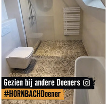 Koupelna s toaletou, sprchou, radiátorem a dlažbou