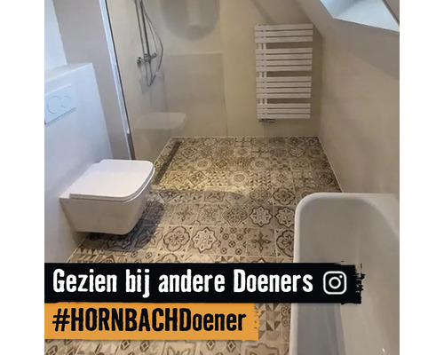 Koupelna s toaletou, sprchou, radiátorem a dlažbou