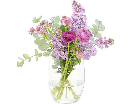 Kytice s pryskyřníky a šeříky ve skleněné váze