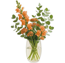 Květinové aranžmá s hledíkem a eukalyptem ve skleněné váze