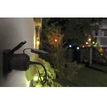 Venkovní zásuvka se zástrčkou v zahradě