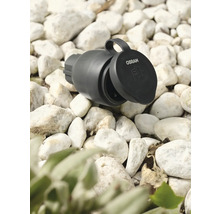 Logo Osram. Zahradní zásuvka s otevřeným víkem na štěrku.