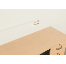 Psací stůl s průchodem pro kabely ve zdi