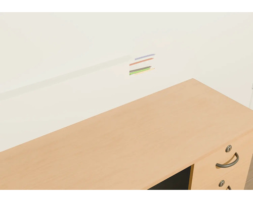 Psací stůl s vedením kabelů na zdi