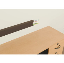 Lištový kabelový kanál s kabely nad stolem