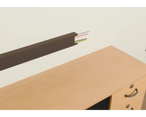 Lištový kabelový kanál s kabely nad stolem