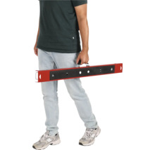 Muž nese nivelační tyč