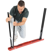 Muž montuje montážní pomůcku pro autoskla.