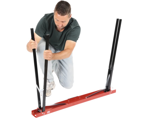 Muž montuje montážní pomůcku pro autoskla.