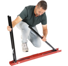 Osoba montuje řezačku panelů.