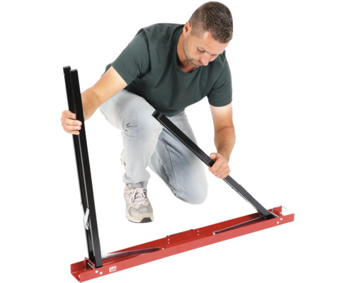 Osoba montuje řezačku panelů.