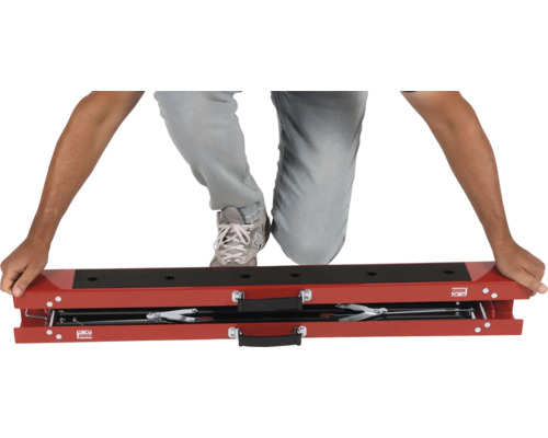 Osoba klečí na zvedáku motocyklů Cargo Point