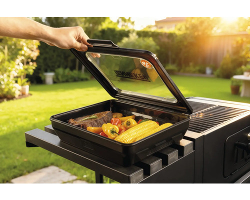 Grilovací box s steakem, paprikami a kukuřičnými klasy na grilu na zahradě