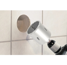 Diamantová děrovka vrtá otvor do dlaždice