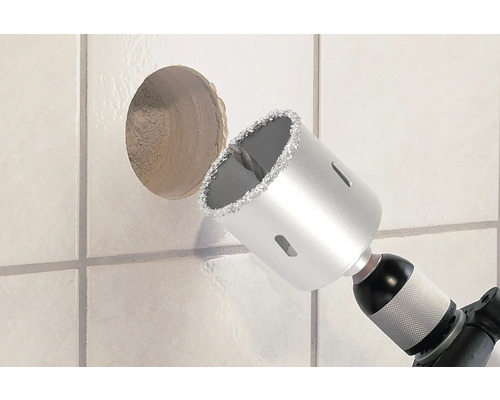 Diamantová děrovka vrtá otvor do dlaždice