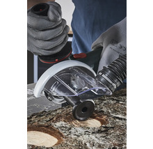 Frézka s odsávacím zařízením používaná na kusu dřeva