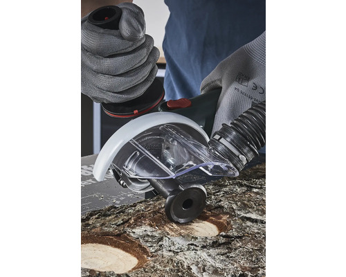 Frézka s odsávacím zařízením používaná na kusu dřeva