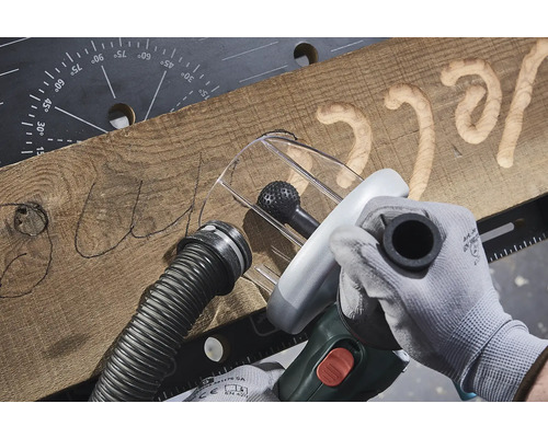 Obrábění dřeva pomocí frézovacího nástroje k vytvoření písma do dřevěné desky